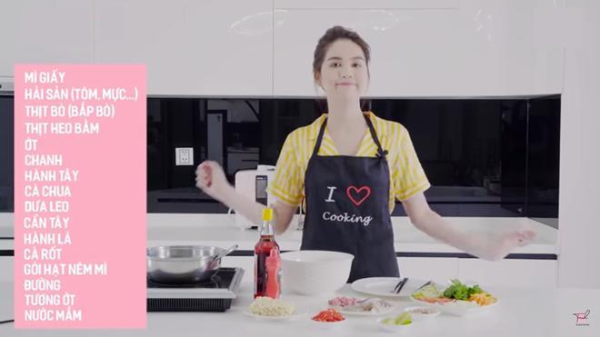 Tự tin làm món nào ngon món đó, Ngọc Trinh vào bếp khiến dân mạng chảy nước miếng-2