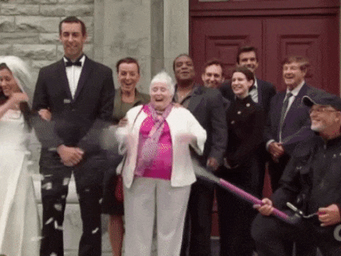 Cô dâu ‘gặp nạn’ vì bắn pháo giấy trong đám cưới