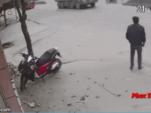 Người đàn ông ngã vật ra đường, thanh niên dựng xe máy hốt hoảng vì bị người dân quây kín đòi đánh