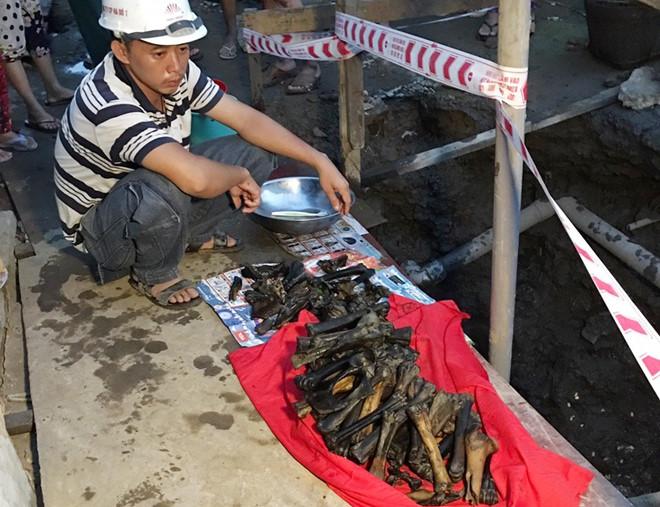 Đưa nhiều đoạn xương dưới cống thoát nước đi giám định-1