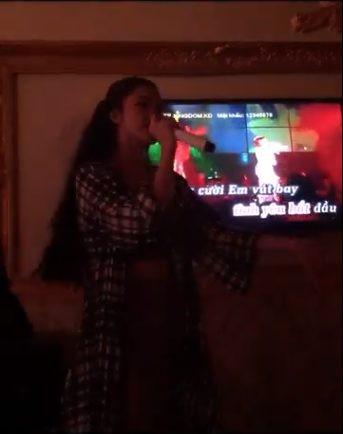 Clip bạn cần xem ngay: Ngắm nhìn Đông Nhi ngã quỵ khi làm gãy hit Mỹ Tâm-1