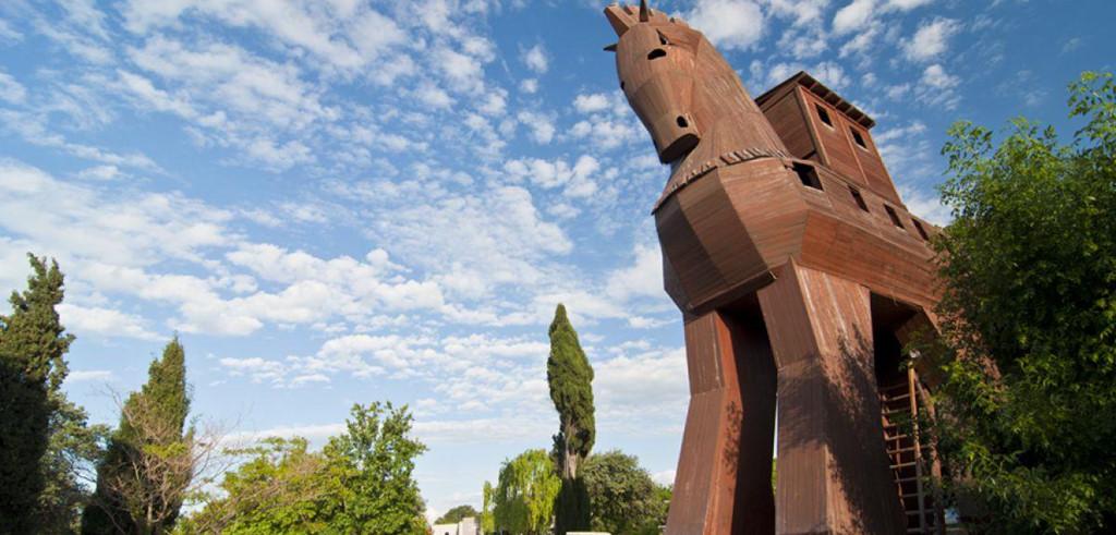 Di tích thành Troy (Thổ Nhĩ Kỳ): Thành Troy là bối cảnh cho nhiều tác phẩm của Homer, nổi tiếng với trận chiến huyền thoại giữa Achilles và Paris. Thành phố này còn xuất hiện trong nhiều truyện giả tưởng về Hy Lạp cổ đại khiến nhiều người cho rằng đây chỉ là một địa điểm tưởng tượng. Ảnh: University of Oxford.