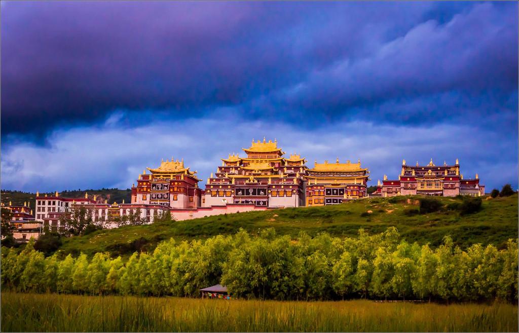 Nhiều vùng khác ở Trung Quốc và Pakistan cũng nhận mình là cảm hứng cho vùng đất thiên đường Shangri-la trong truyện của Hilton. Phiên bản ở Vân Nam nằm tại độ cao hơn 3.000 m so với mực nước biển, nhưng lại có khí hậu ôn hòa nhờ sự bảo vệ của những ngọn núi xung quanh. Nền văn hóa của người Tạng rất rõ nét tại đây với những công trình ấn tượng như tu viện Diqing Tibetan Ganden Sumtseling. Ảnh: Yunnan-roads.