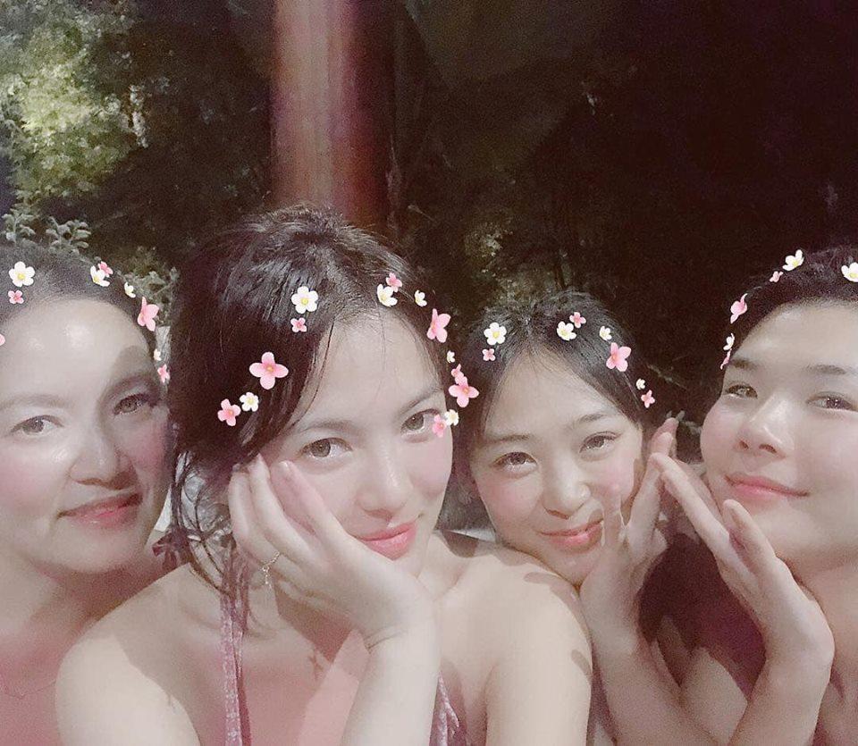 Song Hye Kyo chụp ảnh đáng yêu hết nấc bên hội bạn thân, thậm chí cả tiểu tam tin đồn cũng góp mặt-1