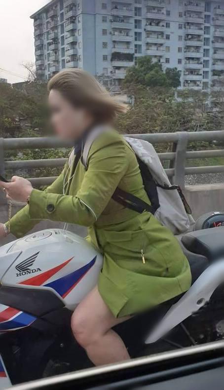 Cô gái lái xe phân khối lớn bị ném đá vì lạng lách trên đường-2