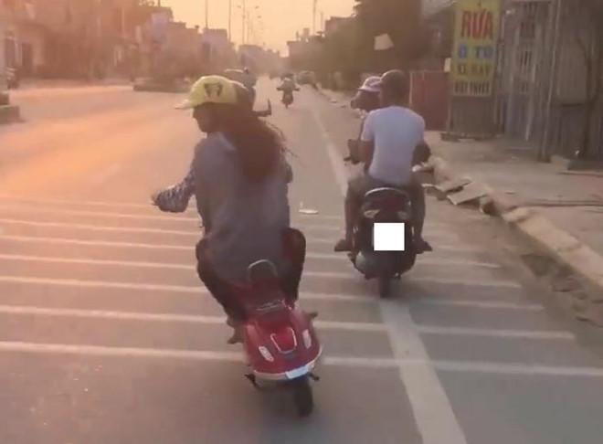 Cô gái lái xe phân khối lớn bị ném đá vì lạng lách trên đường-3