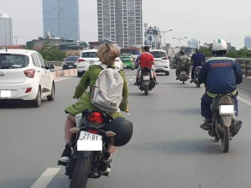 Cô gái lái xe phân khối lớn bị 'ném đá' vì lạng lách trên đường