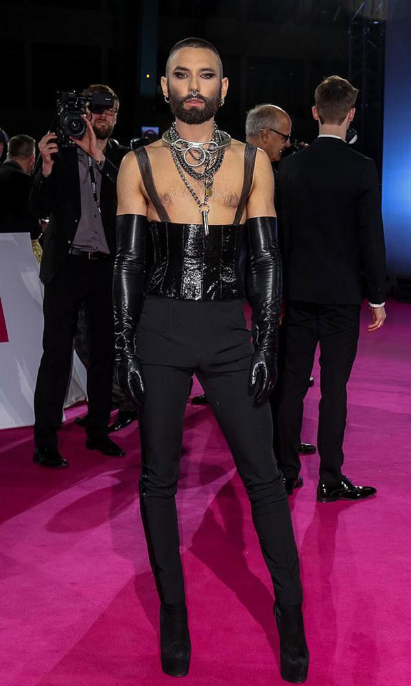 SAO MẶC XẤU: Phượng Chanel mặc quần đùi dự sự kiện - Diva Hồng Nhung rườm rà vì chiếc đầm khủng-9