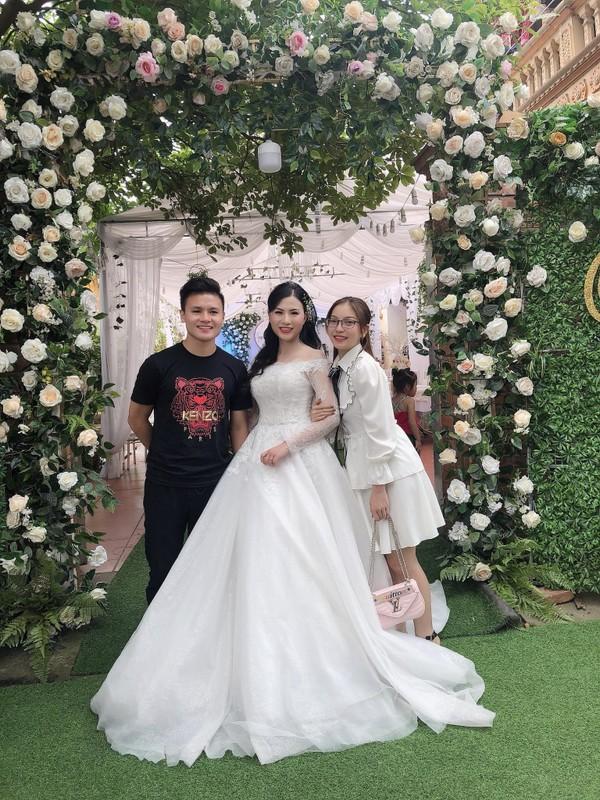 Trong khi bạn gái Duy Mạnh bị ‘vùi dập tơi tả’ thì người yêu Quang Hải lại nhận cơn mưa lời khen với style đi đám cưới thế này-1