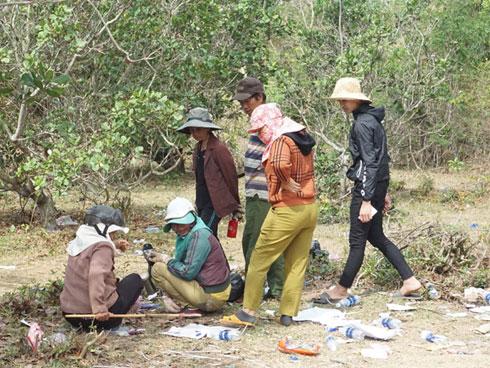 Dân nườm nượp tìm tiền, vàng sau vụ bắt sòng bạc 'khủng' ở Gia Lai