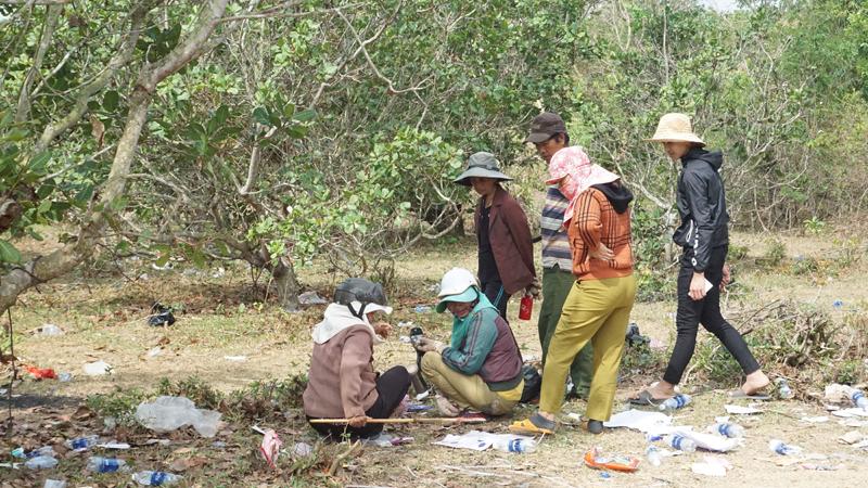 Dân nườm nượp tìm tiền, vàng sau vụ bắt sòng bạc khủng ở Gia Lai-7