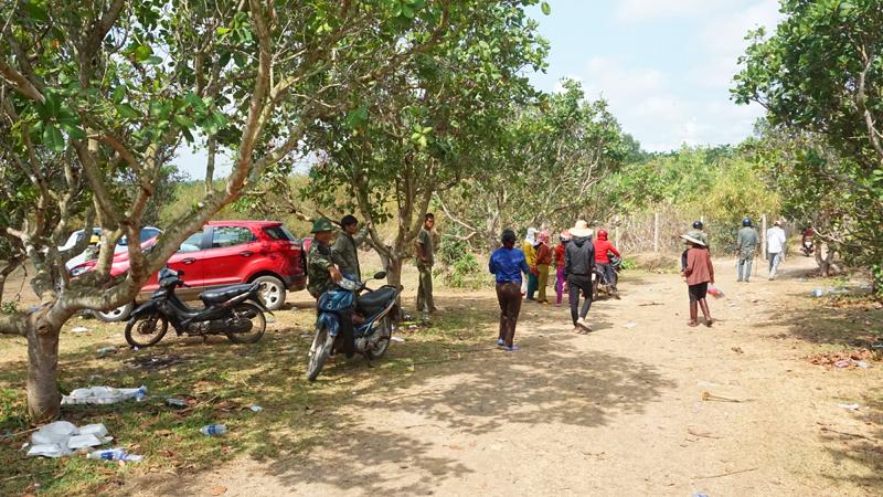 Dân nườm nượp tìm tiền, vàng sau vụ bắt sòng bạc khủng ở Gia Lai-1