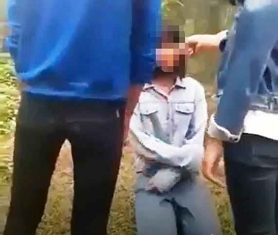 Thêm clip nữ sinh lớp 7 ở Nghệ An bị 3 bạn học bắt quỳ gối, thay nhau đánh liên tiếp vào mặt cho thành nếp-1