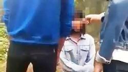 Thêm clip nữ sinh lớp 7 ở Nghệ An bị 3 bạn học bắt quỳ gối, thay nhau đánh liên tiếp vào mặt 'cho thành nếp'