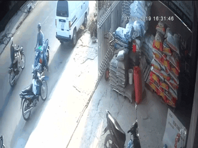 Clip: Nhìn thấy xe máy lao đến mà thanh niên chỉ biết ú ớ rồi... lĩnh hậu quả