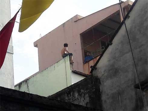 CLIP NGHẸT THỞ: Gần 50 cảnh sát vây kẻ nghi ngáo đá cầm dao cố thủ trên nóng nhà 3 tầng-1
