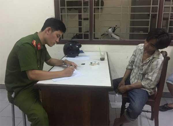 CLIP NGHẸT THỞ: Gần 50 cảnh sát vây kẻ nghi ngáo đá cầm dao cố thủ trên nóng nhà 3 tầng-2