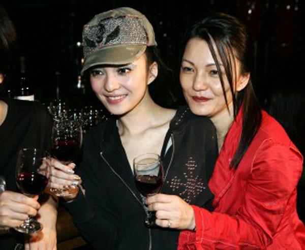 Chuyện về mẹ Thái Thiếu Phân, Trương Bá Chi nghiện cờ bạc, lừa con-5