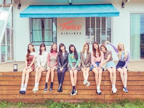 Tung bộ teaser như chụp selfie, fan kêu gào JYP nên đổi đạo diễn hình ảnh cho Twice ngay đi!-4