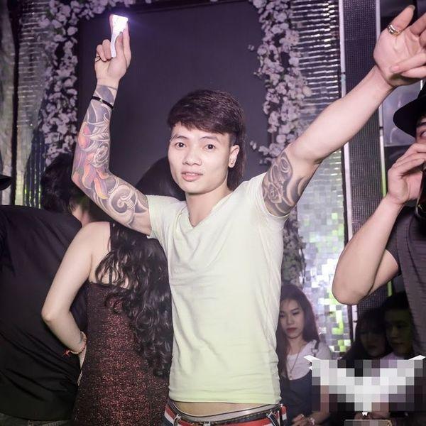 Không thể hiểu nổi vì sao kiểu thời trang quê mùa, mái tóc kỳ dị của Khá Bảnh lại trở thành trend giới trẻ-1