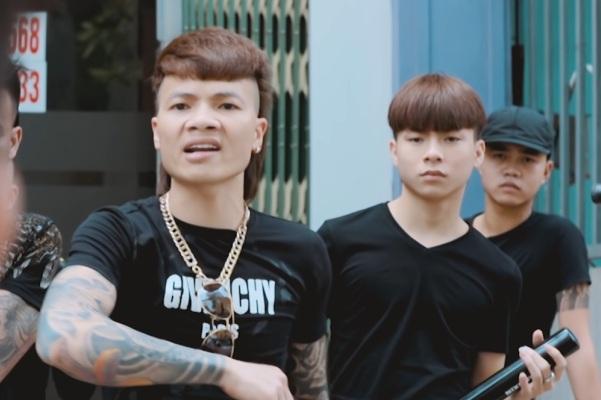 Không thể hiểu nổi vì sao kiểu thời trang quê mùa, mái tóc kỳ dị của Khá Bảnh lại trở thành trend giới trẻ-2