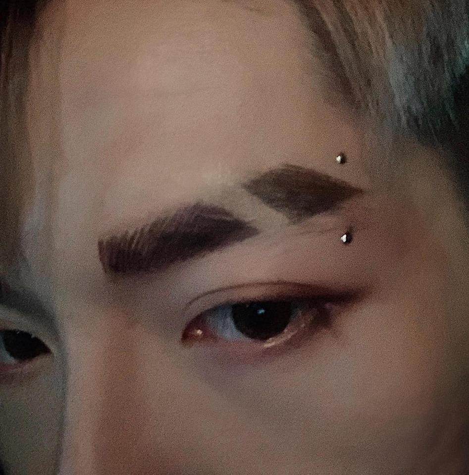 Đức Phúc chơi lớn khi bấm khuyên mắt và cạo lông mày đứt đoạn mà fan cứ réo đòi xin que khều ốc-1