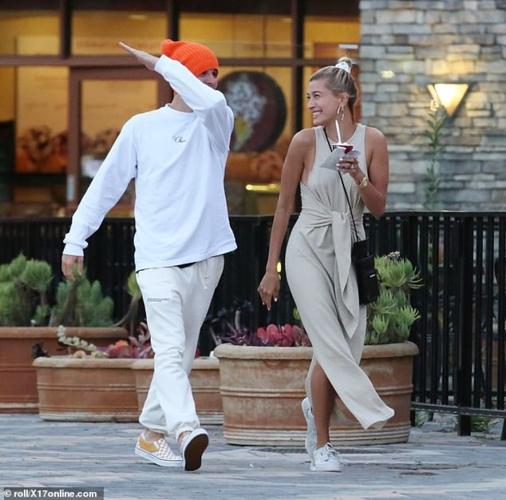 Justin Bieber khoe ảnh bà xã Hailey Baldwin đi khám thai-8