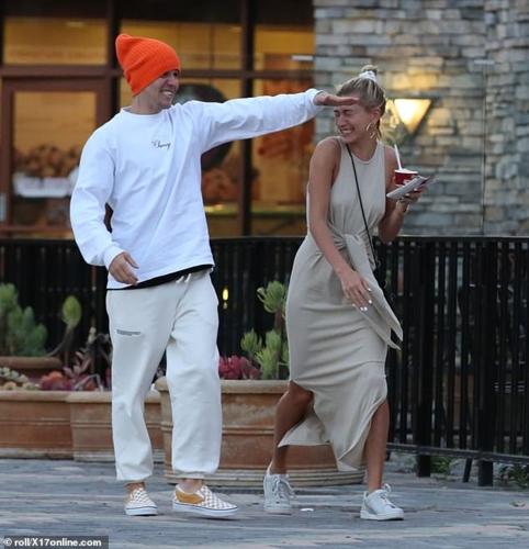 Justin Bieber khoe ảnh bà xã Hailey Baldwin đi khám thai-9