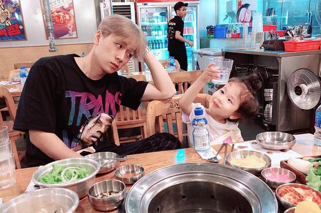 Dân mạng gọi Ba Duy - bé Đậu là cặp bố con hài hước nhất mạng xã hội-3