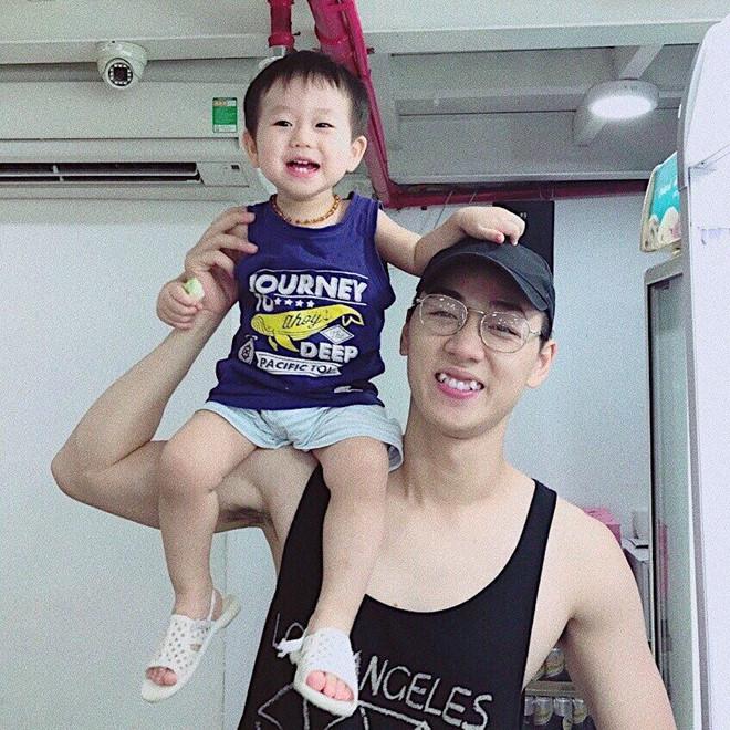 Dân mạng gọi Ba Duy - bé Đậu là cặp bố con hài hước nhất mạng xã hội-7