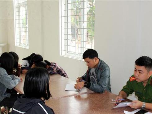 Buộc thôi học một tuần đối với 4 nữ sinh đánh bạn tại Nghệ An