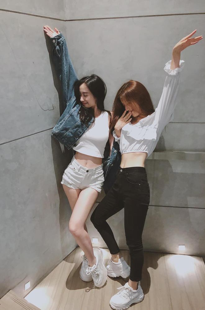 STREET STYLE giới trẻ: Jun Vũ - Han Sara đọ eo con kiến, Hoàng Ku khoe body mà fan chỉ chú ý vào nơi nhạy cảm-1