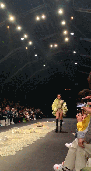 Nhĩ Thái Trần Chí Bằng gây shock với thân hình ngấn mỡ, tự tin catwalk với đôi guốc 20 phân-1