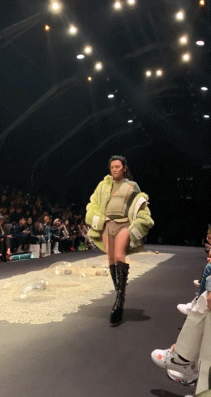 Nhĩ Thái Trần Chí Bằng gây shock với thân hình ngấn mỡ, tự tin catwalk với đôi guốc 20 phân-2