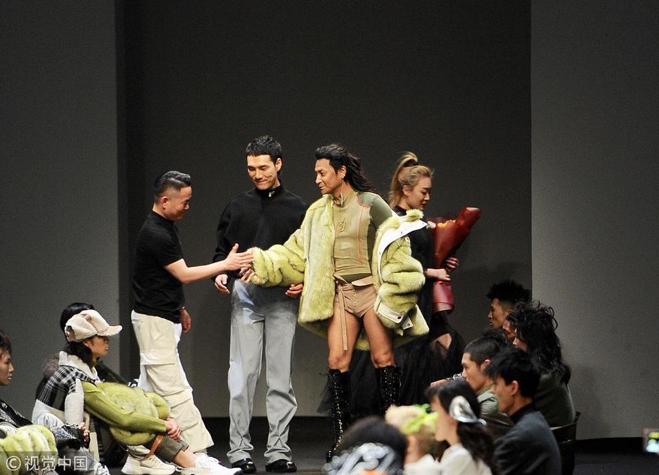 Nhĩ Thái Trần Chí Bằng gây shock với thân hình ngấn mỡ, tự tin catwalk với đôi guốc 20 phân-4