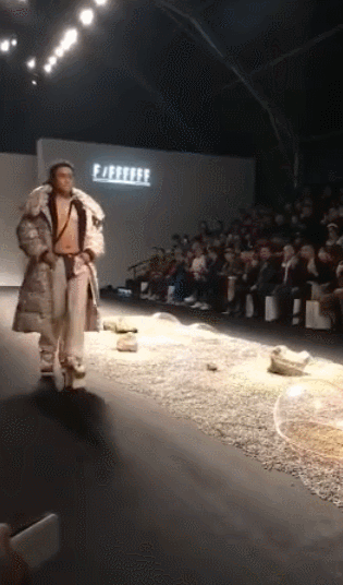 Nhĩ Thái Trần Chí Bằng gây shock với thân hình ngấn mỡ, tự tin catwalk với đôi guốc 20 phân-5