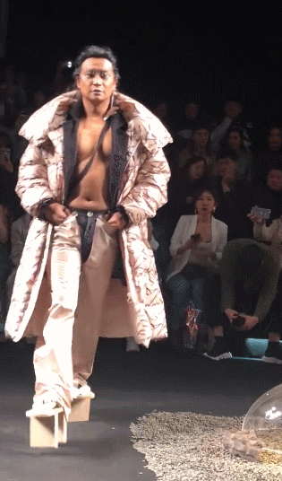 Nhĩ Thái Trần Chí Bằng gây shock với thân hình ngấn mỡ, tự tin catwalk với đôi guốc 20 phân-7