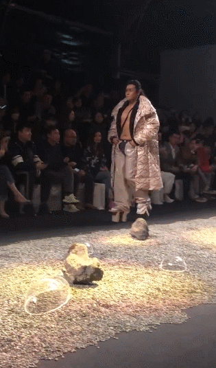 Nhĩ Thái Trần Chí Bằng gây shock với thân hình ngấn mỡ, tự tin catwalk với đôi guốc 20 phân-8