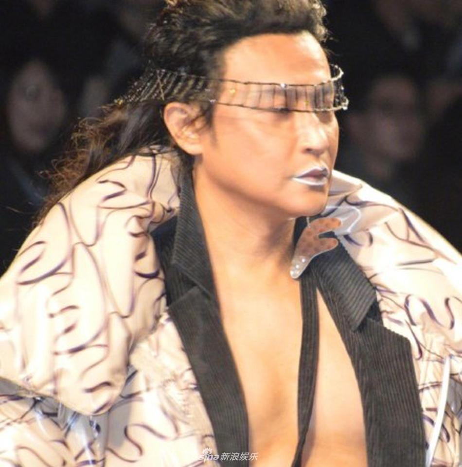 Nhĩ Thái Trần Chí Bằng gây shock với thân hình ngấn mỡ, tự tin catwalk với đôi guốc 20 phân-11