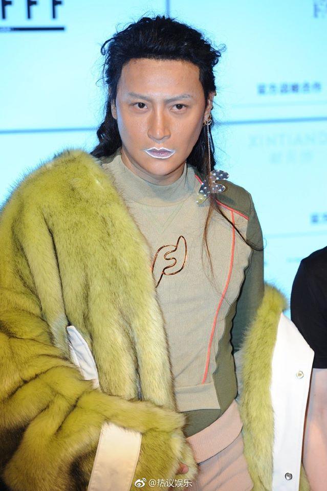 Nhĩ Thái Trần Chí Bằng gây shock với thân hình ngấn mỡ, tự tin catwalk với đôi guốc 20 phân-12