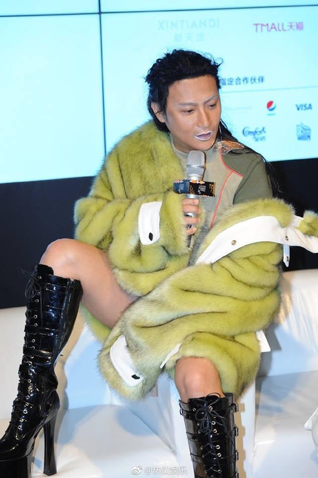 Nhĩ Thái Trần Chí Bằng gây shock với thân hình ngấn mỡ, tự tin catwalk với đôi guốc 20 phân-13