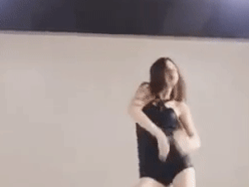 Bạn gái tin đồn Trịnh Thăng Bình mặc sexy nhảy theo nhạc Kpop