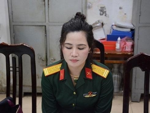 Đối tượng giả danh nữ sĩ quan quân đội khai mặc quân phục chụp ảnh khoe mẽ