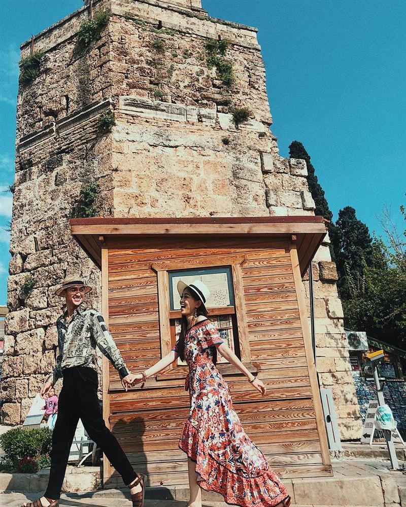 Cùng Bình An đi trốn ở Thổ Nhĩ Kỳ, Á hậu Bùi Phương Nga bị hỏi khó: Không sợ đại gia già đánh ghen à?-4