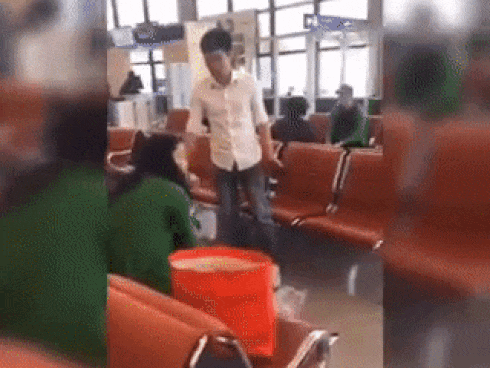 Chỉ vì cầm hộ đồ ở sân bay, thanh niên mặt ‘méo xệch’  khi chủ nhân báo mất 75 triệu