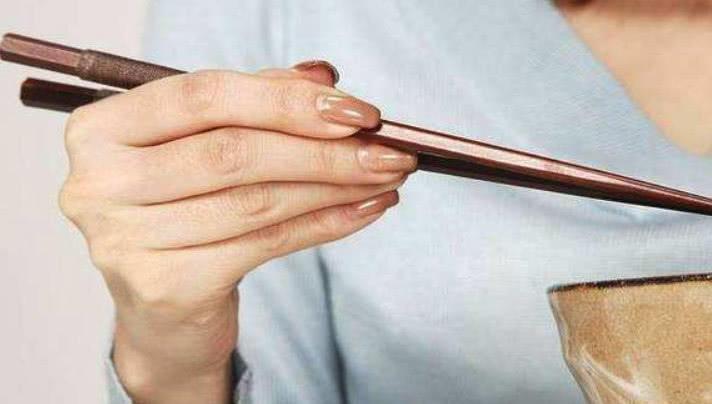 Cách cầm đũa bật mí vận mệnh giàu sang hay nghèo hèn-4