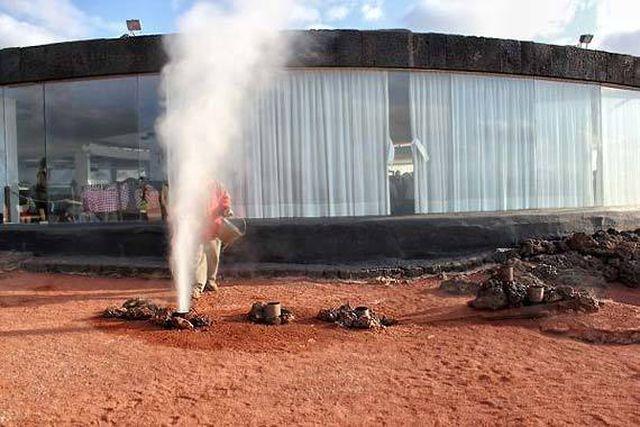 Nhà hàng độc lạ: Nướng thịt trên miệng núi lửa-1