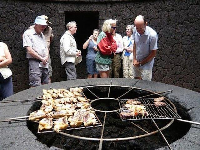 Nhà hàng độc lạ: Nướng thịt trên miệng núi lửa-2