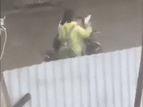 Góc lụy tình gây tranh cãi: Chàng trai đập đầu vỡ cả mũ bảo hiểm trước sự thờ ơ của bạn gái