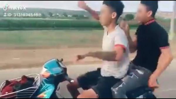 Không đội mũ bảo hiểm và liên tục múa quạt khi đang chạy xe máy, 2 thanh niên nhận cái kết đắng nghét-2